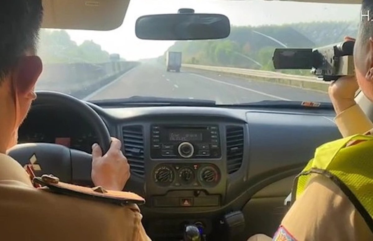 1 Csgt Dung Xe Hoa Trang Xu Phat Gan 100 Oto Vi Pham Tren Cao Toc