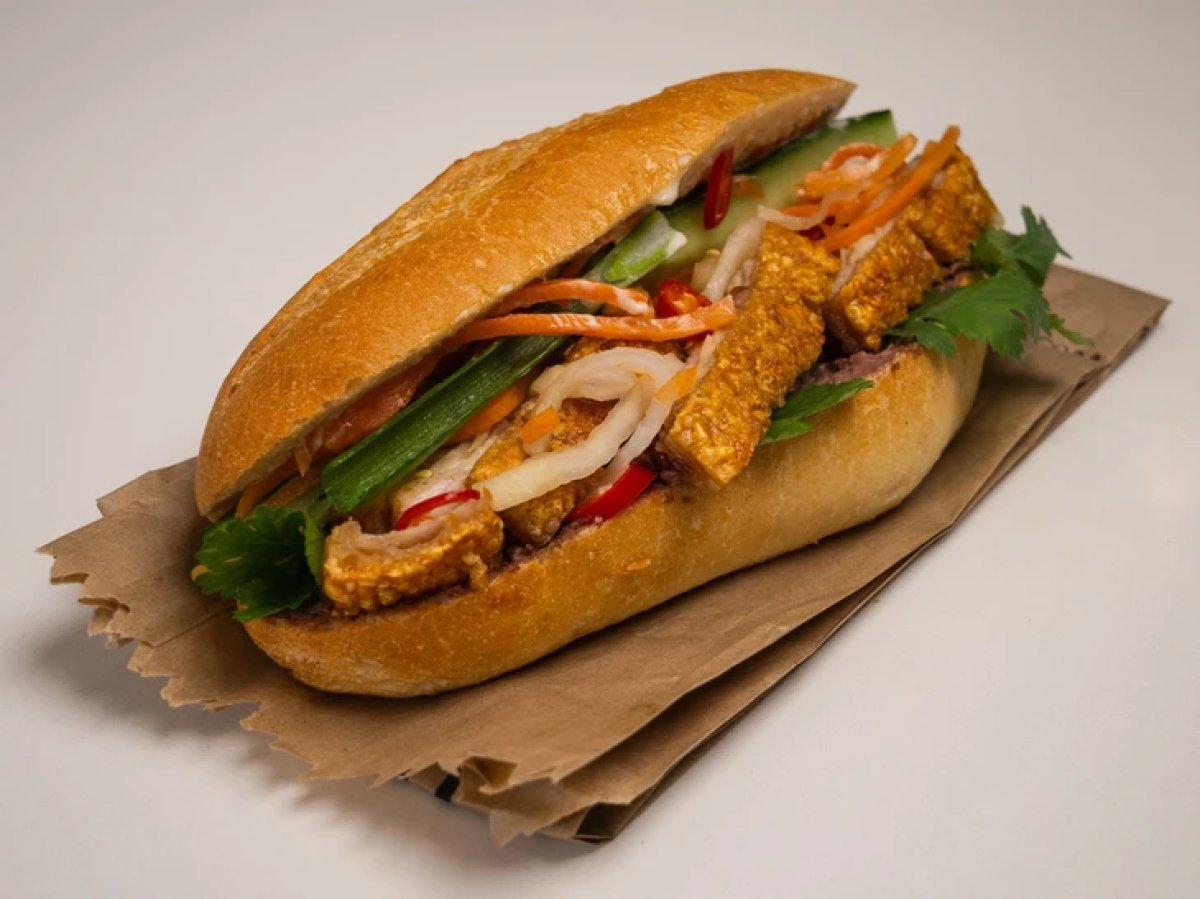 2 Banh Mi Heo Quay Bat Ngo Vao Top 100 Mon Ngon Nhat Dong Nam A Qua Mat Ca Pho