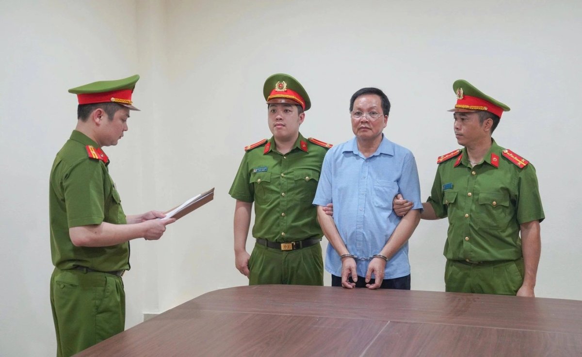 2 Bat Giam Doc Hieu Truong An Chan Tro Cap Cua Nguoi Tam Than Khuyet Tat