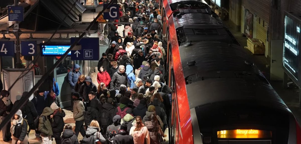 1 Hanh Khach Nhanh Tri Giai Cuu Nguoi Phu Nu Roi Xuong Duong Ray Tai Hamburg