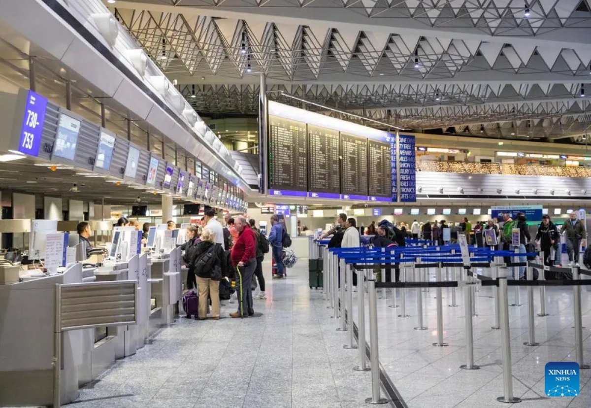 1 Hang Khong Chau Au Thiet Hai Nang Do Gia Nhien Lieu Bay Tang Vot