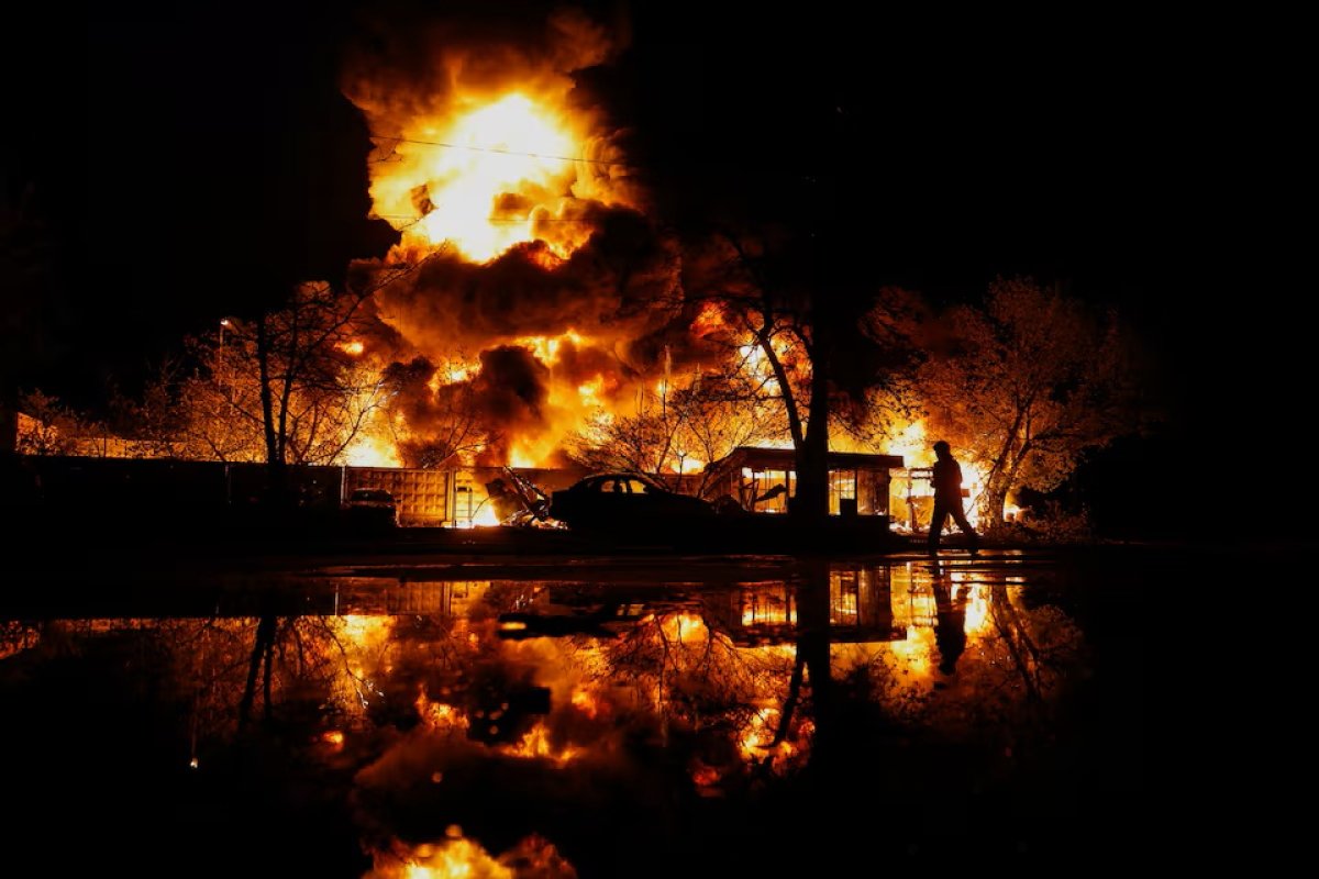 Ukraine rung chuyển trước loạt tấn công tên lửa và máy bay không người lái quy mô lớn