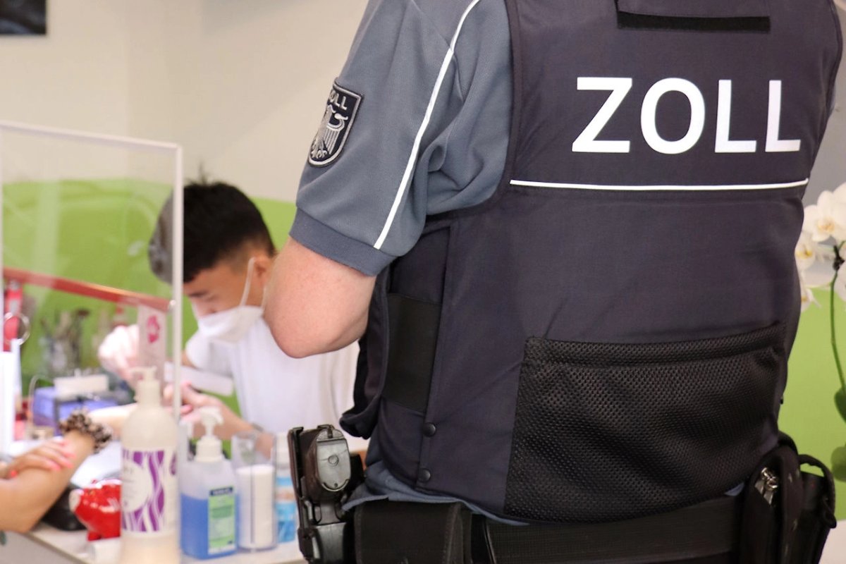 1 Duc Dot Kich Tiem Nail Tai Giengen Phat Hien 3 Nguoi Viet Lao Dong Bat Hop Phap