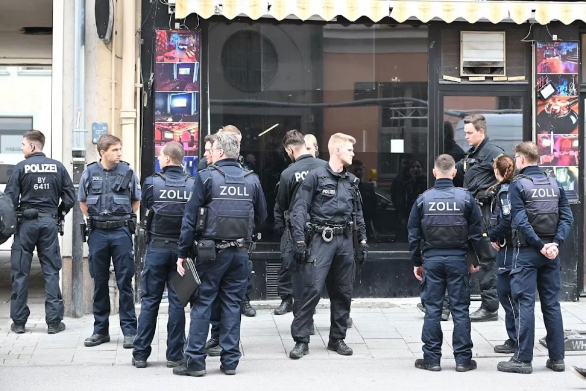 2 Canh Sat Va Hai Quan Munchen Dong Loat Ra Quan Truy Quet Toi Pham Tren Quy Mo Lon Chua Tung Co