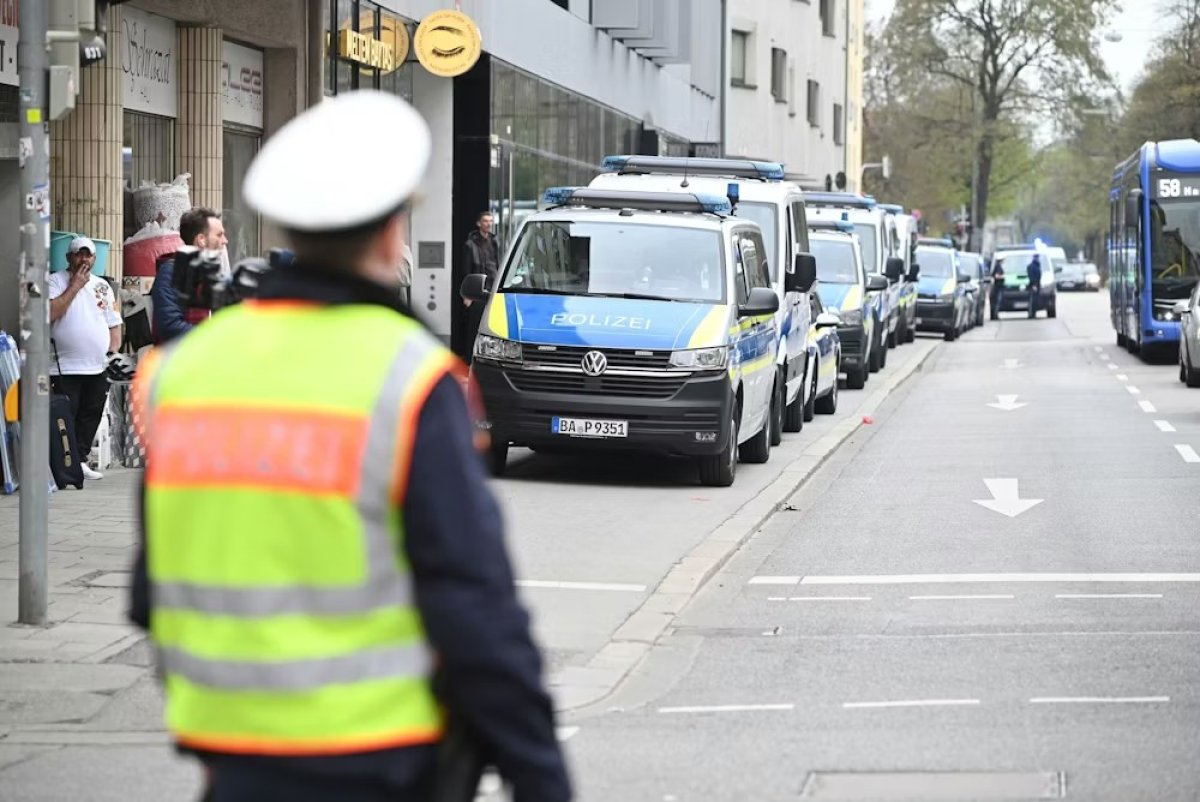 3 Canh Sat Va Hai Quan Munchen Dong Loat Ra Quan Truy Quet Toi Pham Tren Quy Mo Lon Chua Tung Co