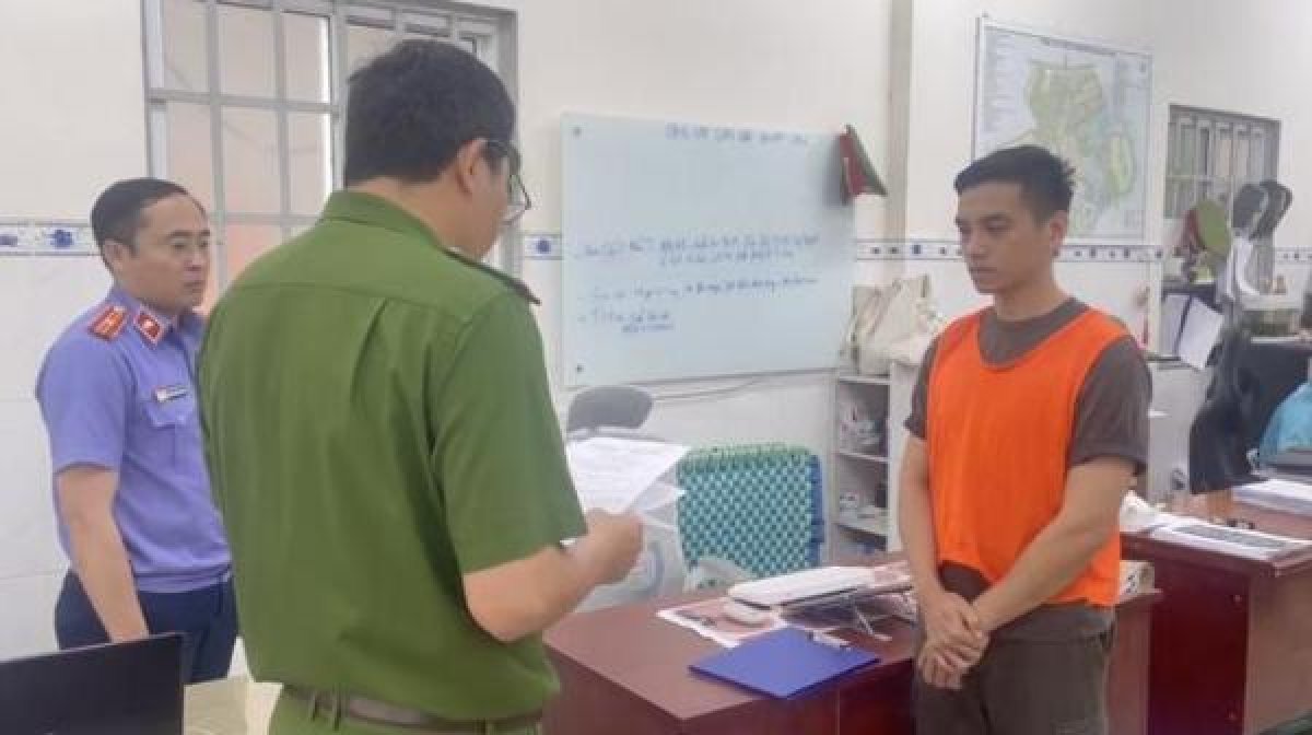 1 Cong An Tphcm Bat Tiktoker Chuyen Tri Am Binh Quay Pha