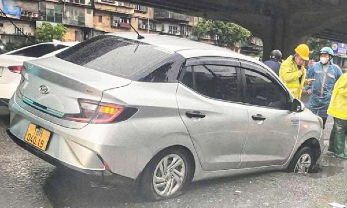 1 O To Lai Sut Ho Tren Duong Ha Noi