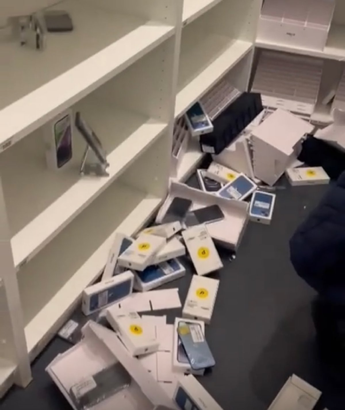 2 Duc Sieu Trom Vet Sach 4000 Dien Thoai Trong 10 Phut Chu Doanh Nghiep Treo Thuong 150000 Euro