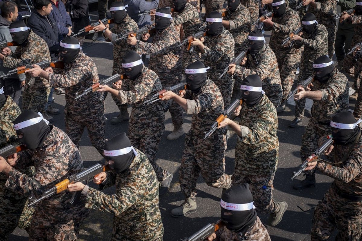 1 Ai Dang Thuc Su Nam Quyen Tai Tehran Cuoc Chien Quyen Luc Bung No Khien Tong Thong Trump Roi Vao Be Tac