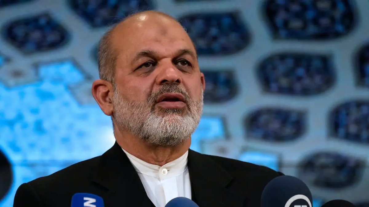 2 Ai Dang Thuc Su Nam Quyen Tai Tehran Cuoc Chien Quyen Luc Bung No Khien Tong Thong Trump Roi Vao Be Tac