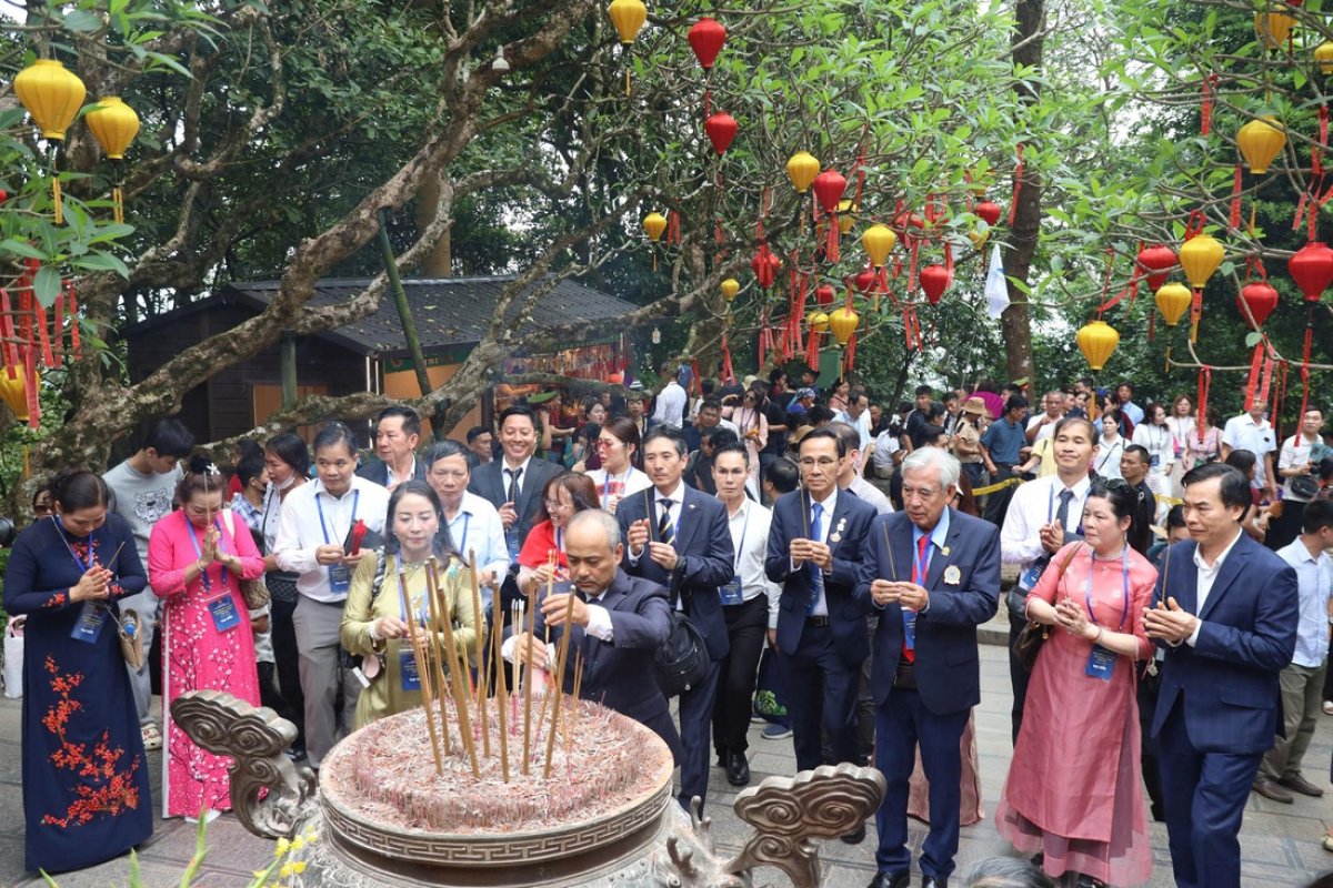 3 Kieu Bao Viet Nam Tu Muon Phuong Ve Gio To Hung Vuong