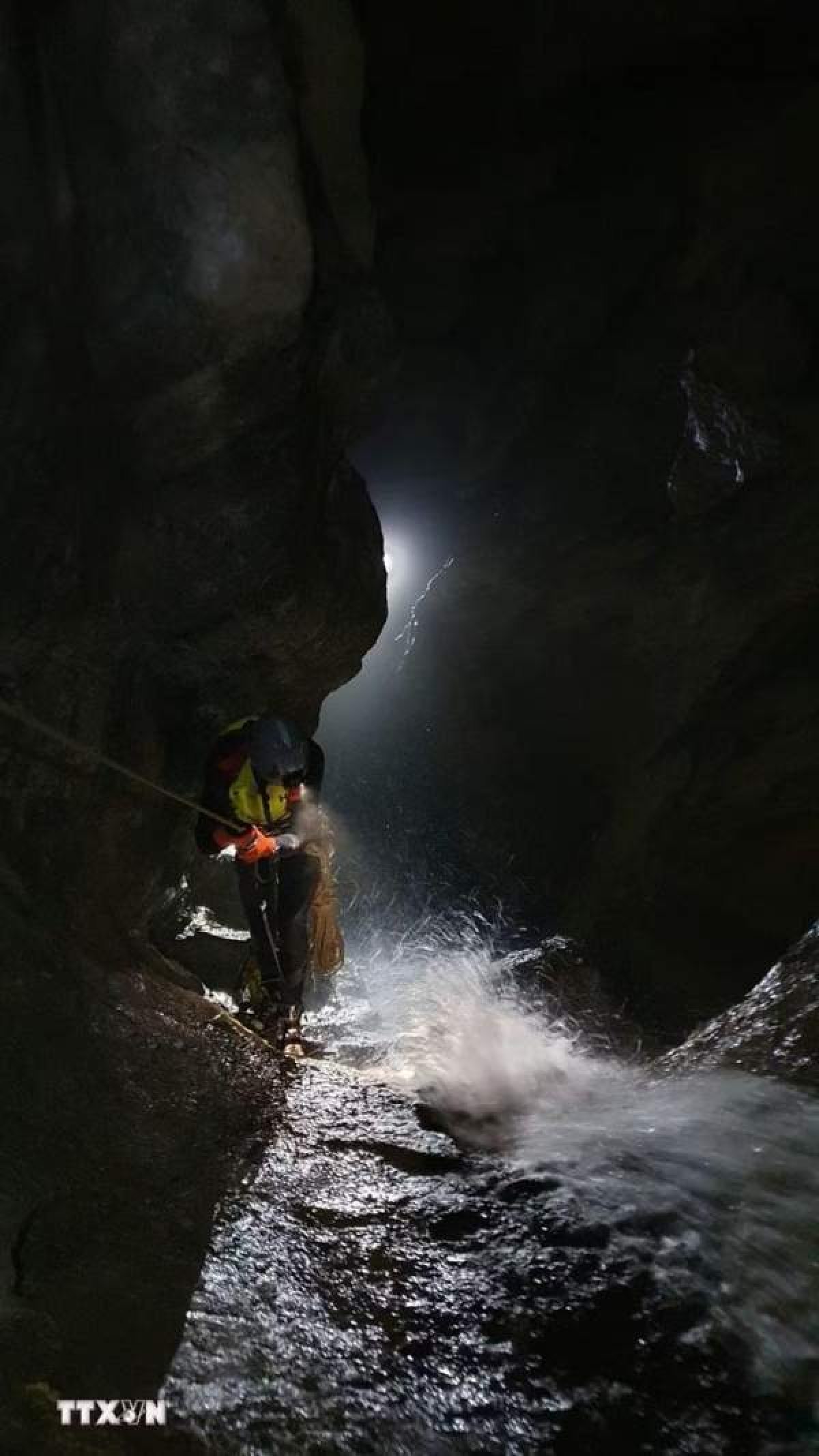 2 Ky Vi Nhung Hang Dong Vua Moi Duoc Phat Hien Tai Phong Nha Ke Bang