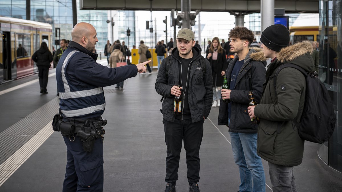 1 Berlin Cam Uong Ruou Bia Tai Ga Ostbahnhof Va Zoologischer Garten