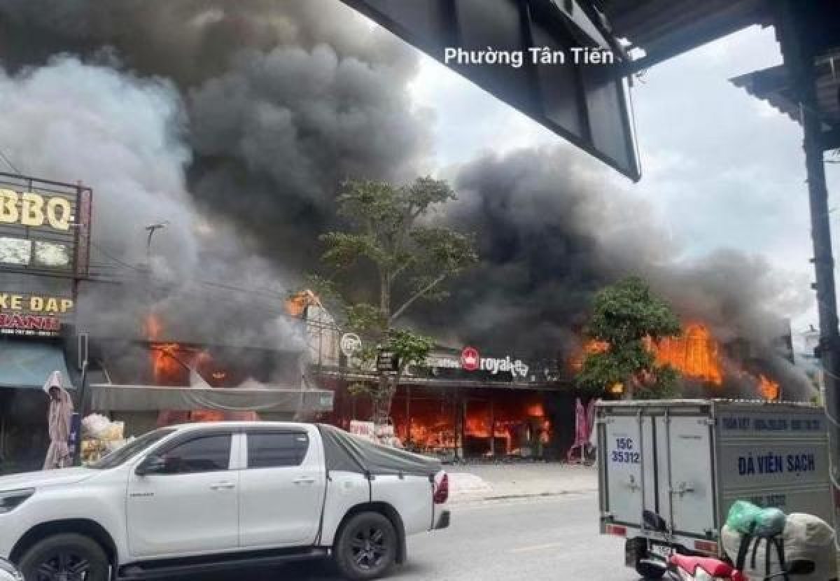 1 Hai Phong Chay Lon Thieu Rui Nhieu Gian Hang Khoi Boc Cao Hang Tram Met