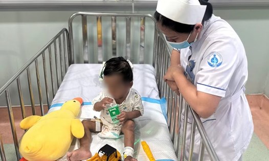 be gai 4 tuoi tu vong sau nhieu lan bi cha duong va me de bao hanh tai phong tro