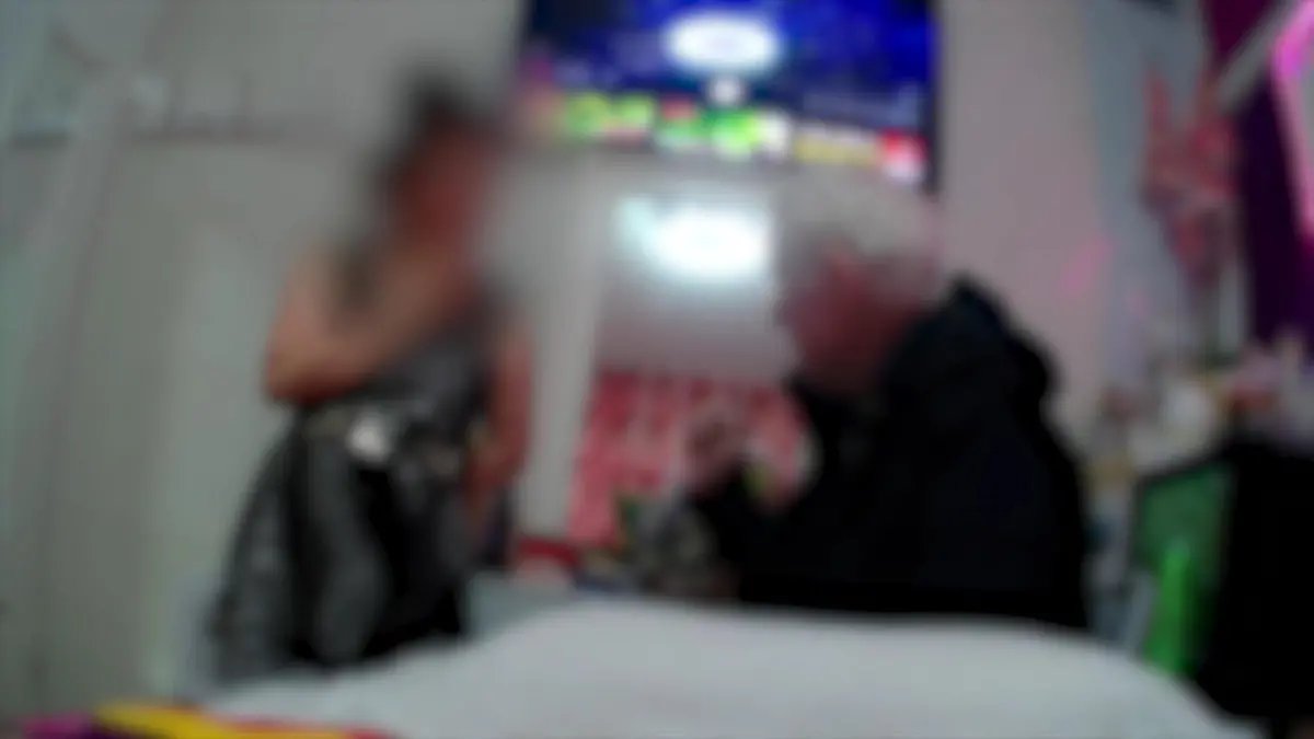 2 Duc Triet Pha Duong Day Mai Dam Tra Hinh An Minh Trong Cac Tiem Massage Tai Bang Hessen