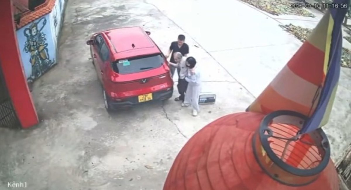 1 Nguoi Dan Ong Bi Con Gai Dem Bo O Chua Da Duoc Don Ve
