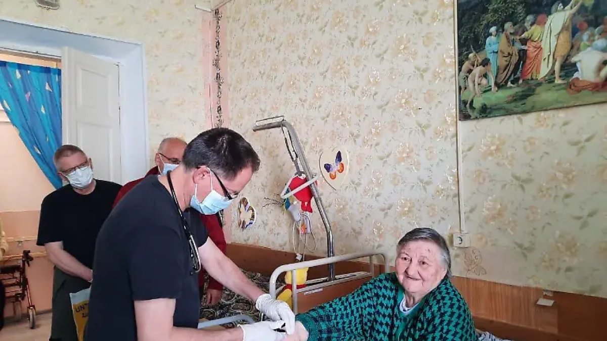 1 Hanh Trinh Thien Nguyen Cua Vi Bac Si Duc Tai Kherson Va Nhung Khoang Lang Giua Tieng Bom Dan