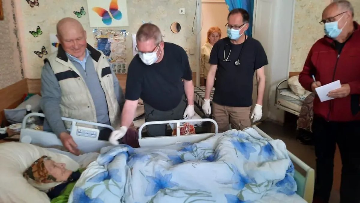 2 Hanh Trinh Thien Nguyen Cua Vi Bac Si Duc Tai Kherson Va Nhung Khoang Lang Giua Tieng Bom Dan