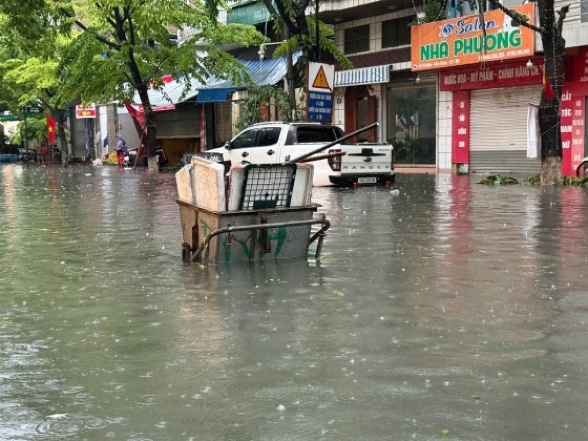 3 Quang Ninh Pho Bien Thanh Song Sau Mua Lon O To Ngam Minh Giua Bien Nuoc