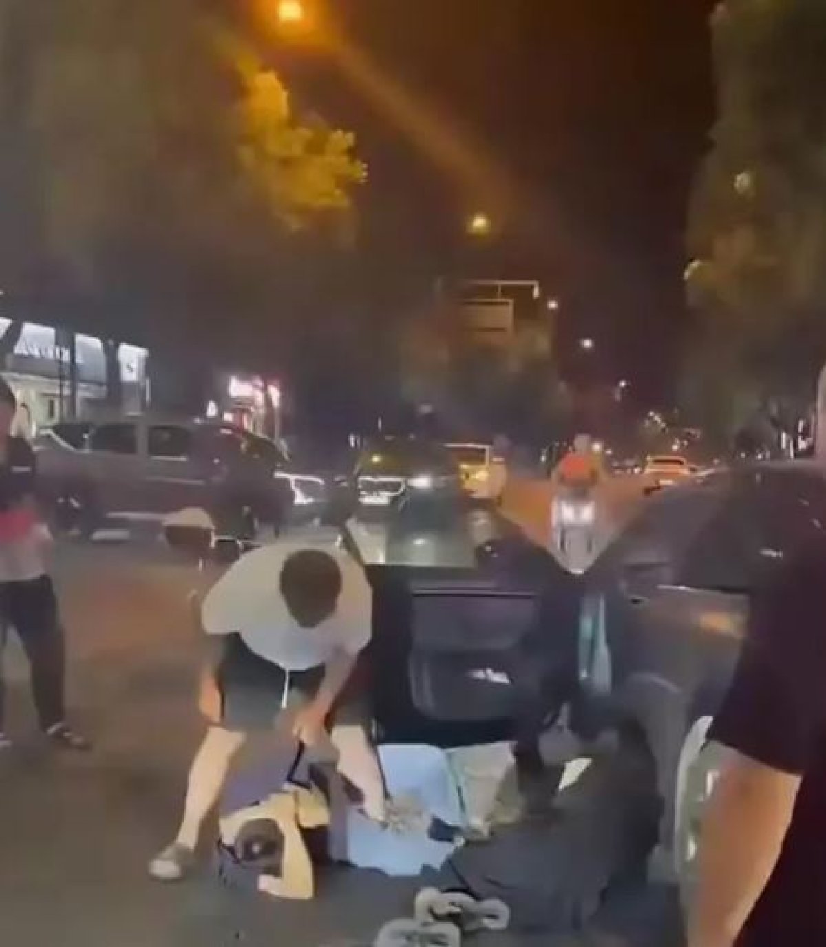 2 Bat Gian Ngoai Cua Khach San Con Ghen Cua Nguoi Chong Noi Len Cung Khong Dang So Bang Phan Ung Cua Co Vo