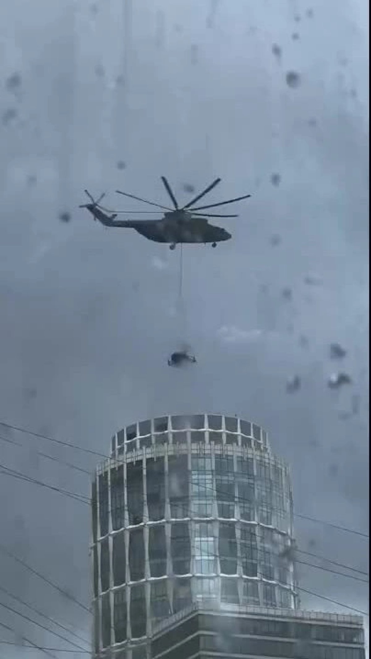 1 Truc Thang Dua Be Pantsir Chong Uav Len Noc Nha Cao Tang O Moskva