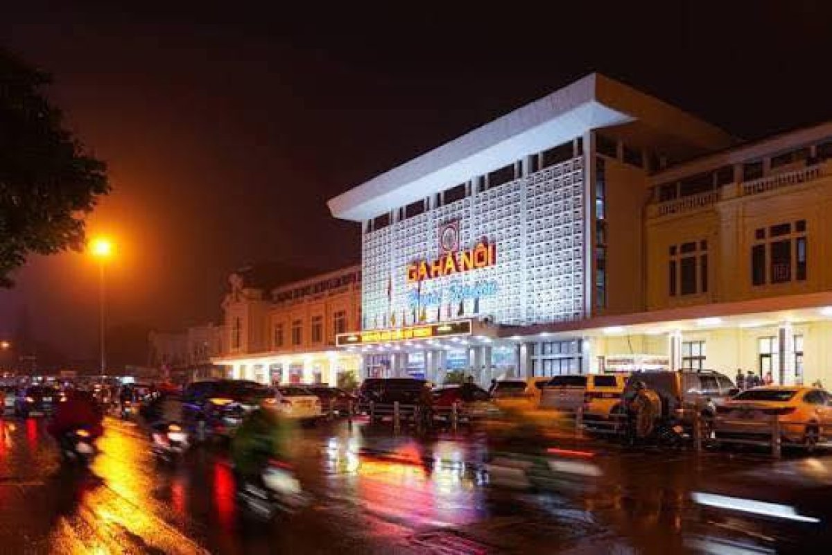 1 Khi Nha Bao Dan Dat Du Luan Ve De Xuat Di Doi Ga Ha Noi Voi Gia Re Nhan Cach