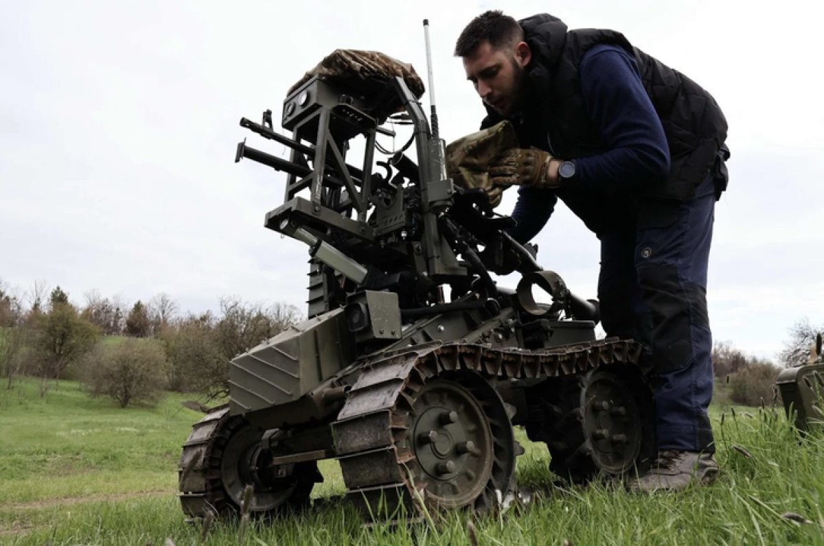1 Ukraine Dat Loi The Tren Chien Truong Nho Robot Drone Va Xe Tang Dieu Khien Tu Xa