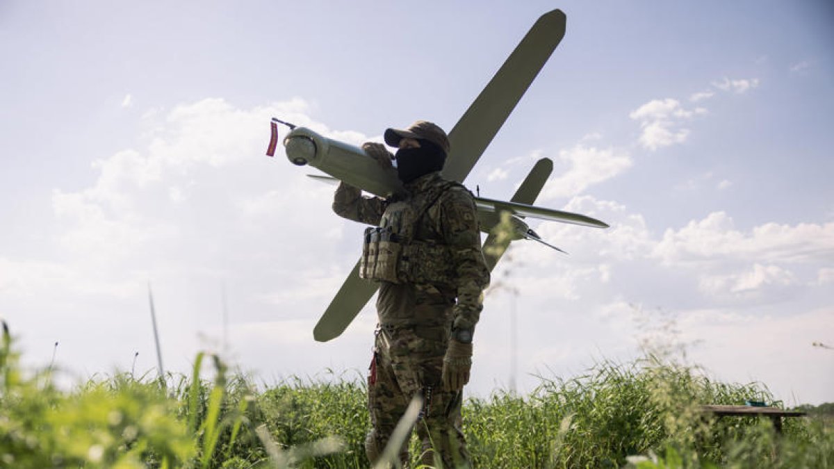 1 Ukraine Dung Drone Gia Re Tap Kich Doan Xe Tai Dot Trui Hau Can Cua Nga