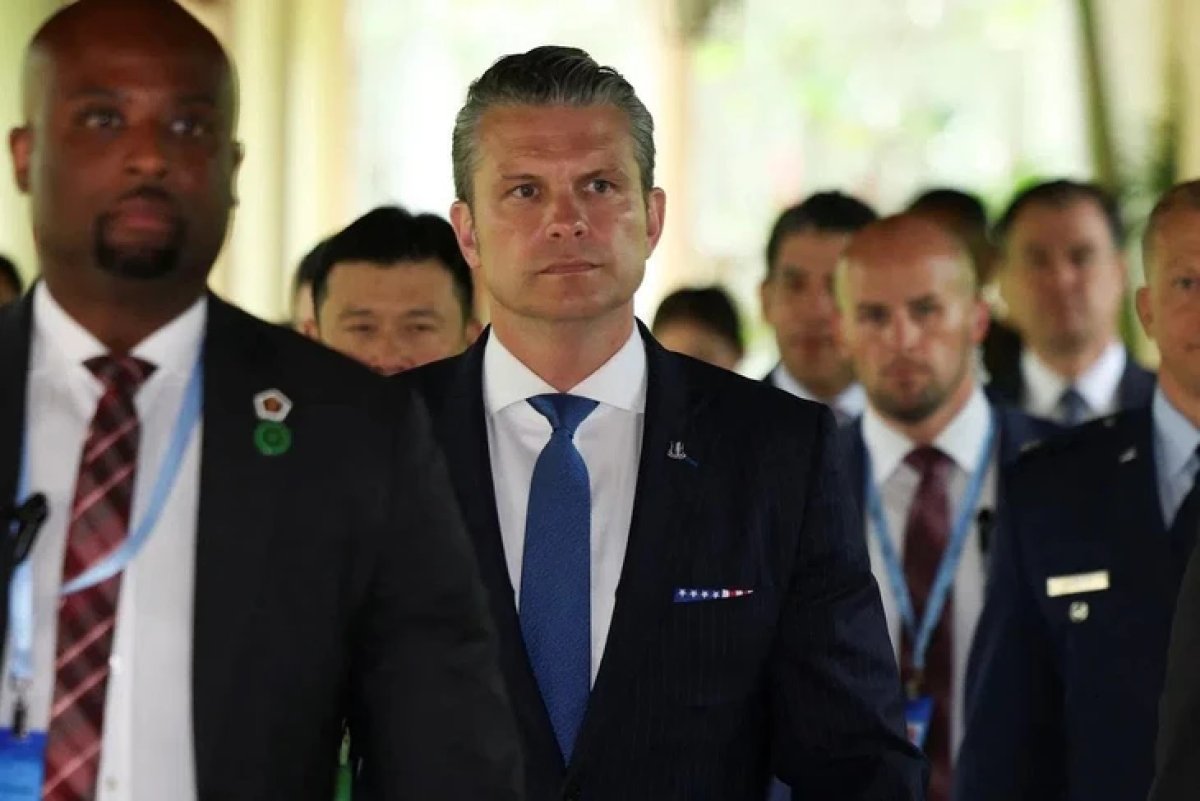 1 Ong Hegseth Lai Gach Ten Loat Si Quan Nu Va Nguoi Da Mau Khoi Danh Sach Thang Cap