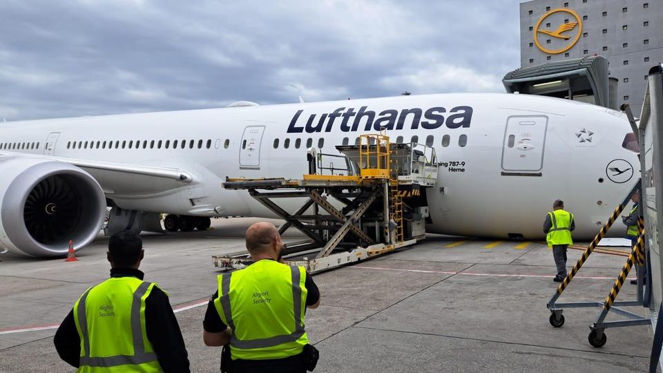 Đức: Máy bay Boeing 787 của Lufthansa sập càng đáp tại sân bay Frankfurt, nhiều người bị thương