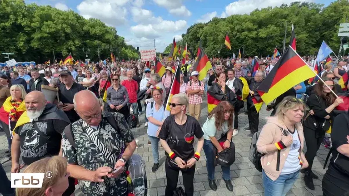 1 4000 Nguoi Bieu Tinh Phan Doi Chinh Phu Lien Bang Tai Cong Brandenburg Berlin