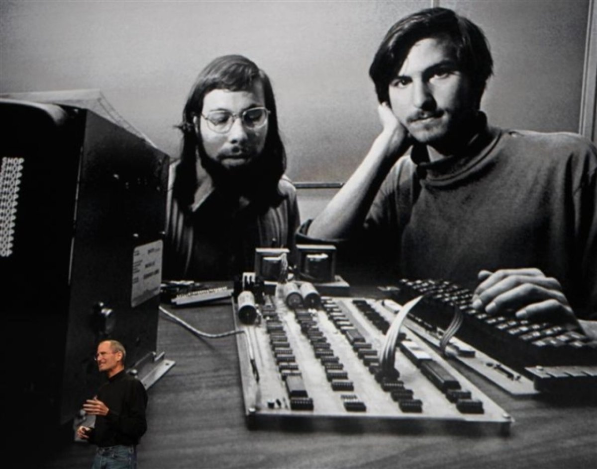 3 Steve Jobs Tu Dua Tre Bi Choi Bo Den Bieu Tuong Cong Nghe