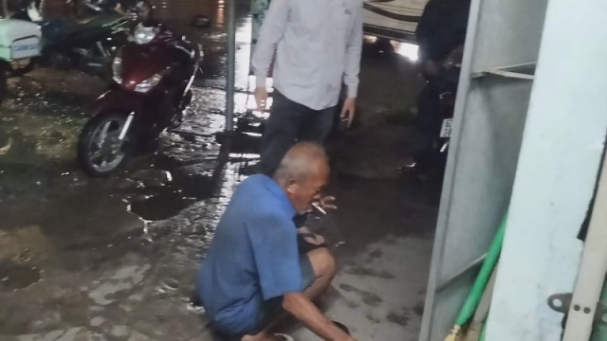 1 Ong Lao Ban Ve So Bi Hanh Hung Va Cuop Tai San Khong Biet Tai Sao Ho Danh Toi Nhieu Nhu Vay