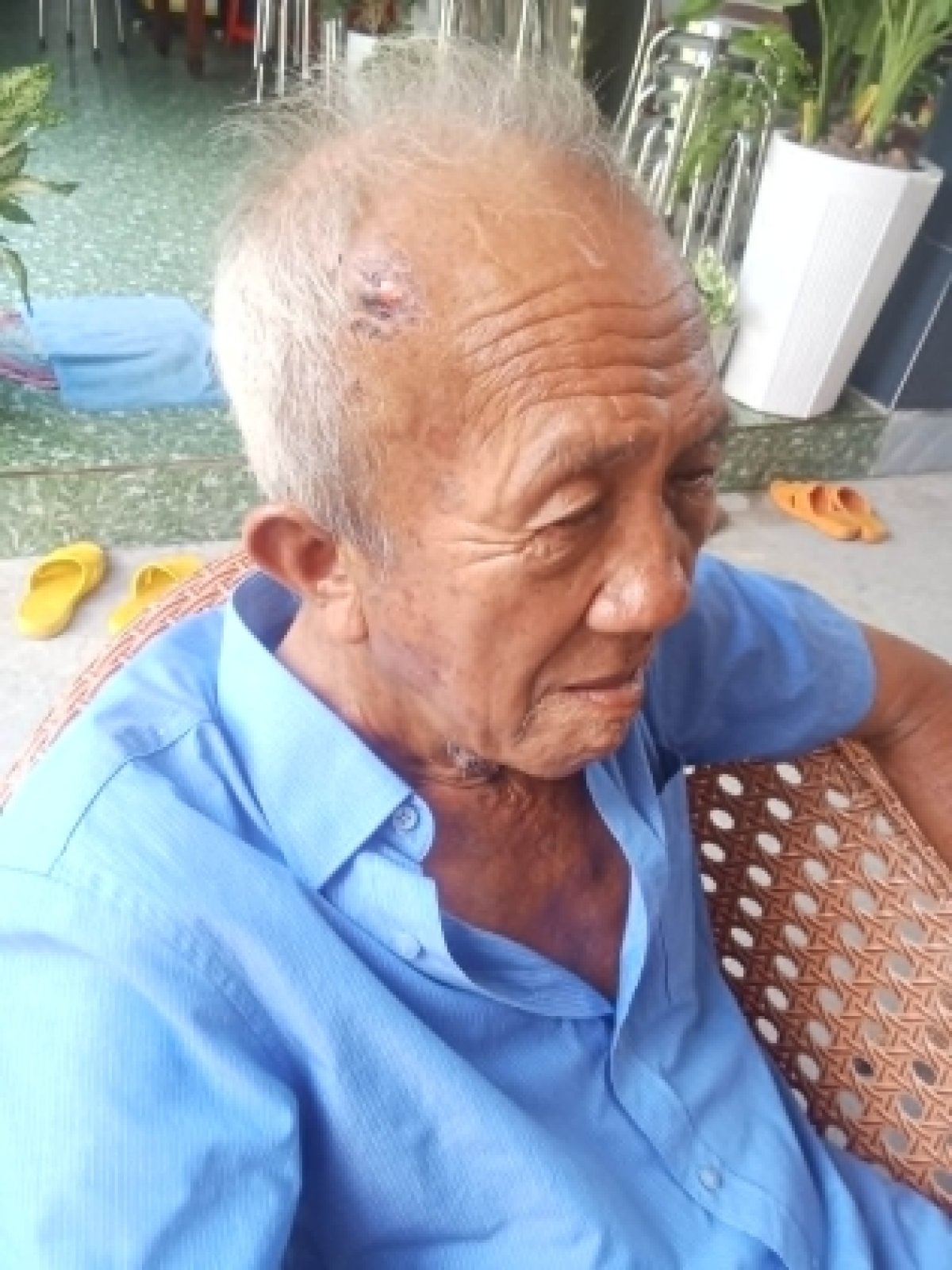 2 Ong Lao Ban Ve So Bi Hanh Hung Va Cuop Tai San Khong Biet Tai Sao Ho Danh Toi Nhieu Nhu Vay