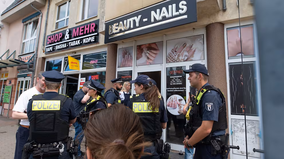 Truy quét ở Berlin: tiệm nail bị kiểm tra vì lao động lậu