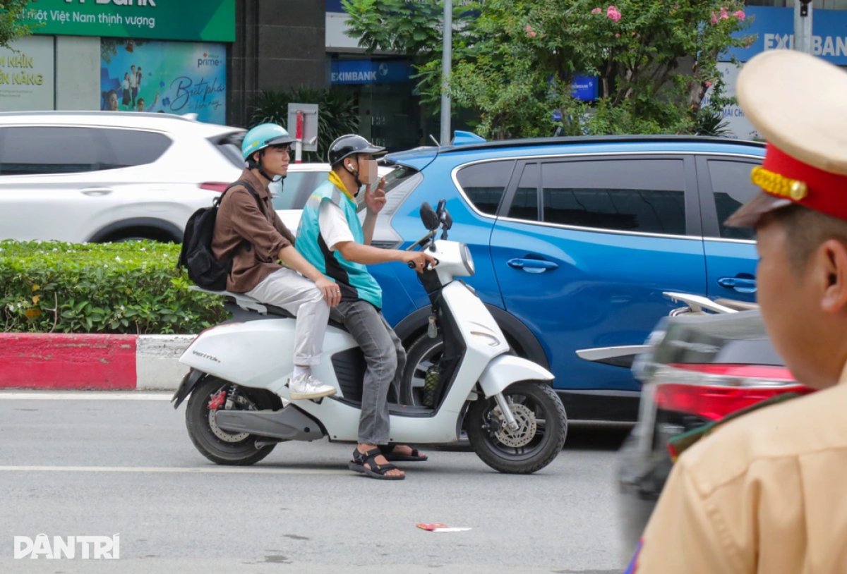 1 Loat Tai Xe Xe Om Cong Nghe Dung Dien Thoai Deo Tai Nghe Bi Csgt Xu Phat