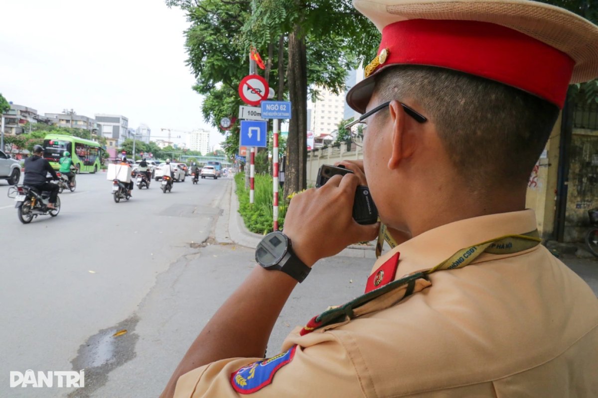 3 Loat Tai Xe Xe Om Cong Nghe Dung Dien Thoai Deo Tai Nghe Bi Csgt Xu Phat