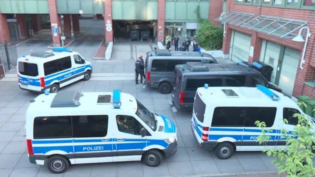 1 Canh Sat Hamburg Dot Kich Khu Ti Nan Dieu Tra Nghi An Gian Lan Tro Cap Xa Hoi