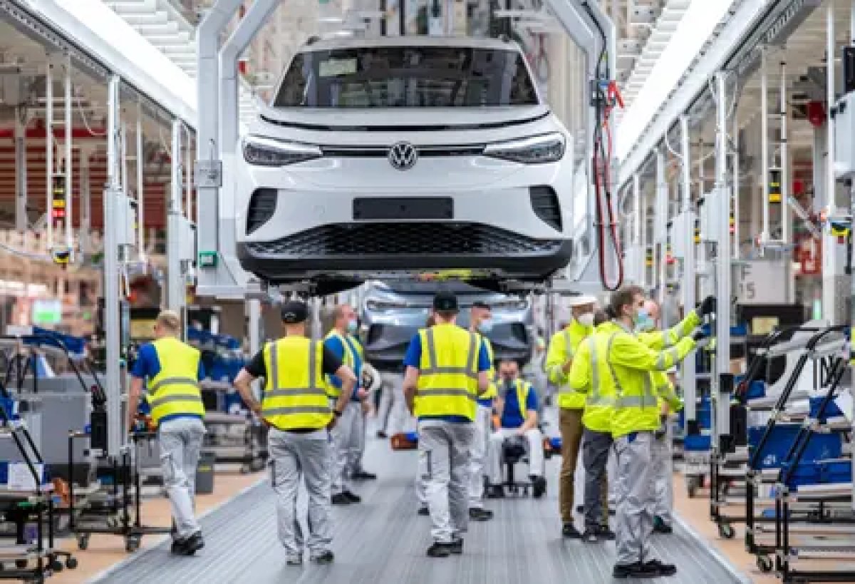 1 Volkswagen Can Nhac Cat Giam Hang Chuc Ngan Viec Lam Dong Cua Nhieu Nha May O Duc