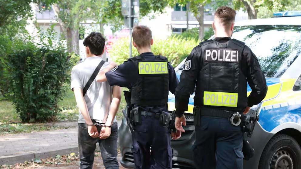 Vụ cướp táo tợn tại Hellersdorf: cảnh sát Berlin bắt giữ hai nghi phạm
