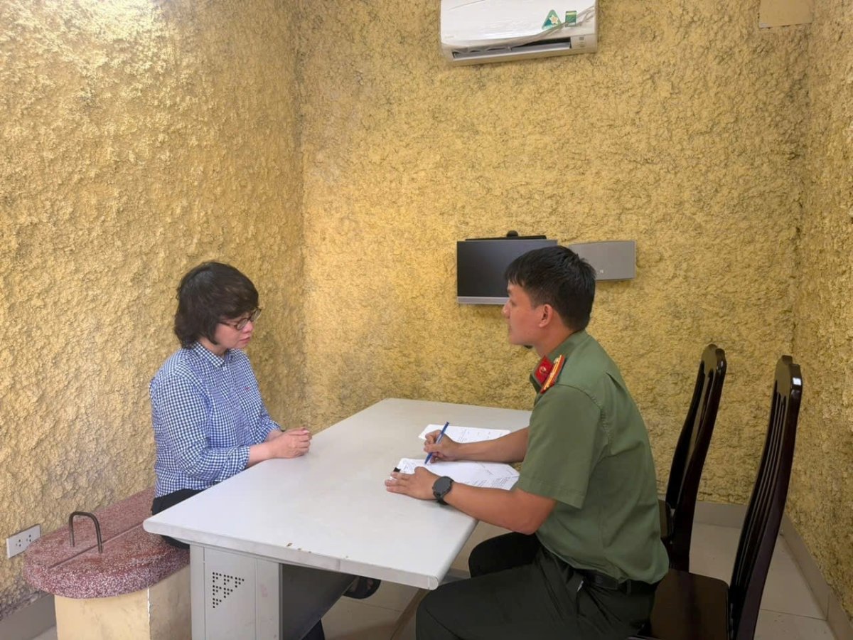 1 Khoi To Giam Doc Nha Xuat Ban Hoi Nha Van Nguyen Thuy Hang Lien Quan Cuon Sach Chuyen Voi Thanh