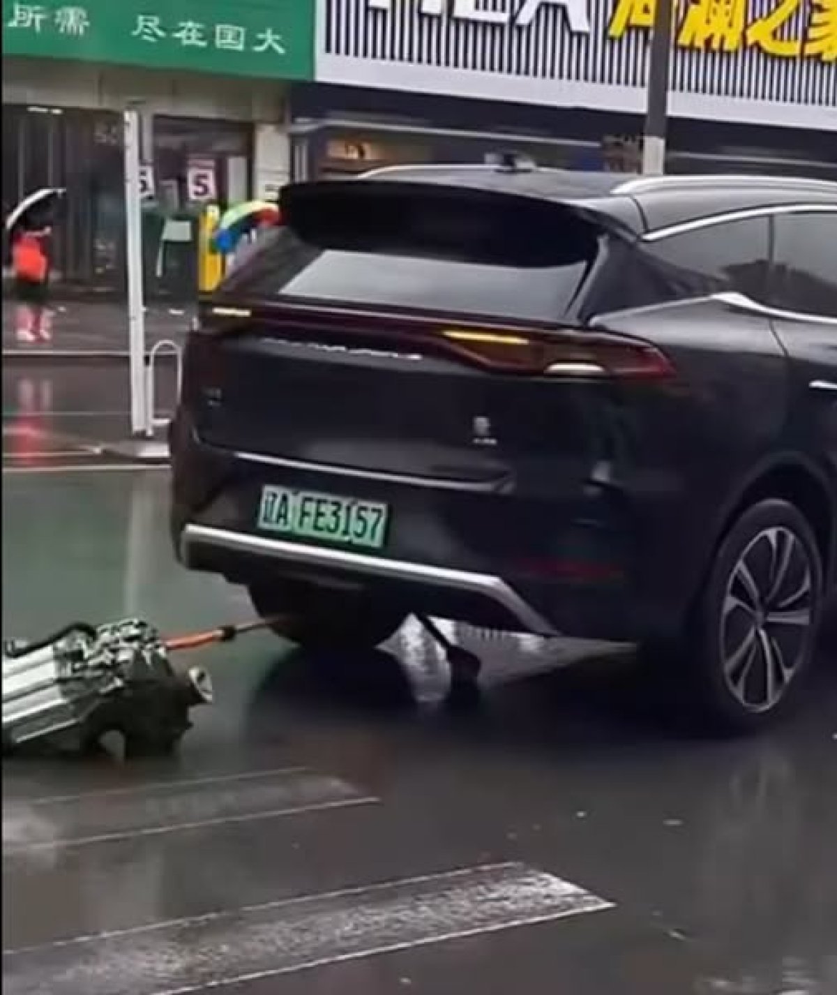 2 Xe Suv Cua Trung Quoc Roi Dong Co Khi Dang Chay