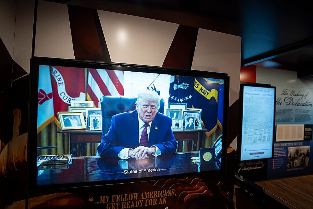 1 Trump Yeu Cau Thu Hoi Giay Phep Cac Dai Truyen Hinh Khong Phat Bai Phat Bieu Cua Minh