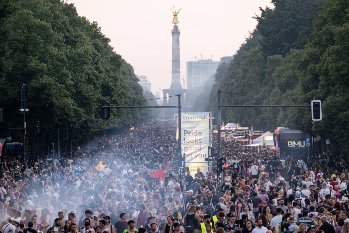 2 Xe Lao Vao Dam Dong Le Hoi Christopher Street Day O Berlin Bi Huy Khan Cap