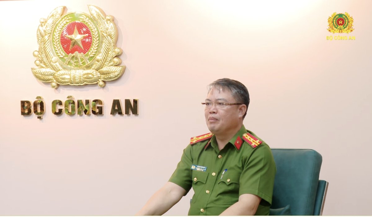 2 Bo Cong An Chuoi Nha Khoa Dai Nam Quang Cao Rang Su Cao Cap Nhung Dung Vat Lieu Gia Re