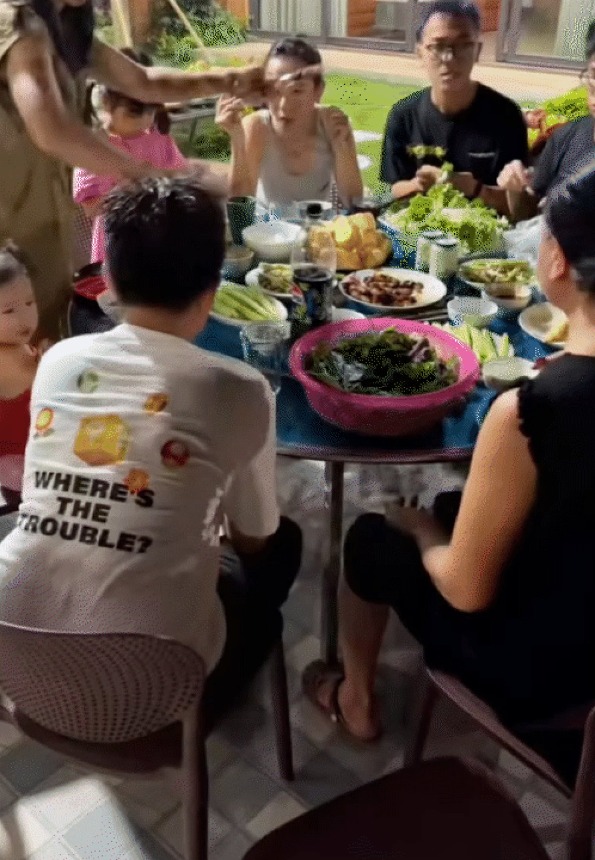 8 4 The He Hon 20 Nguoi Song Chung Tren Manh Dat 3000m2 O Ha Noi Nguoi Phu Nu Cam Can Nay Muc Khien Ca 4 Nang Dau Ne Phuc
