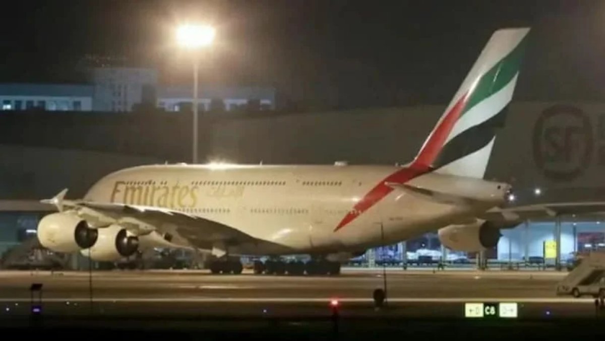 1 Hanh Trinh Gan 24 Gio 373 Hanh Khach Mac Ket Tren Sieu May Bay A380 Cua Emirates