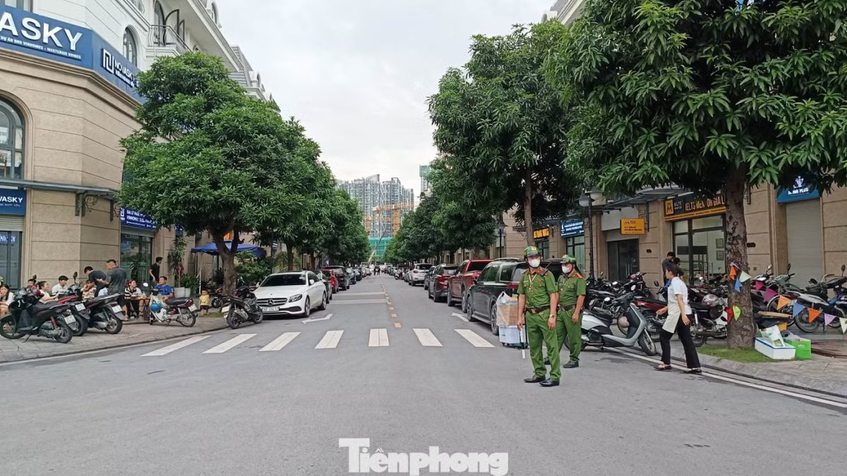2 Nong Kham Xet Noi O Cua Huan Hoa Hong