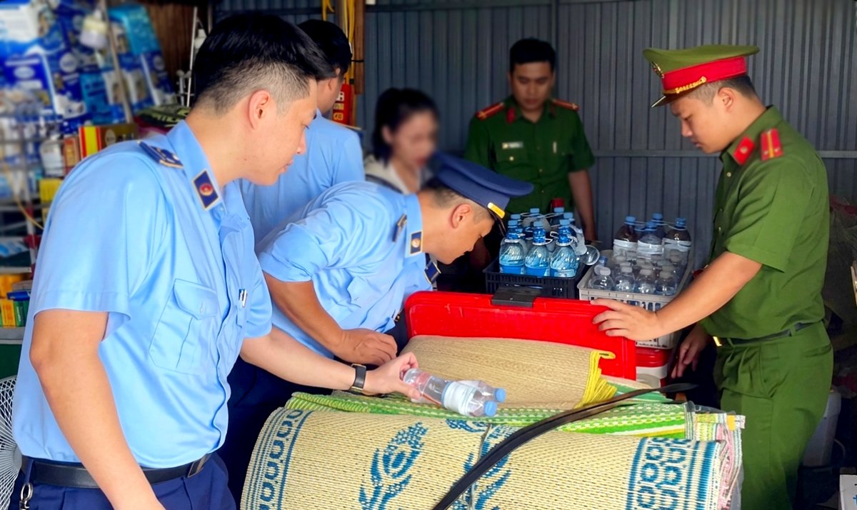 1 Nguoi Phu Nu Do Nuoc Vao Chai Cu Ban Truoc Cong Benh Vien Gay Xon Xao
